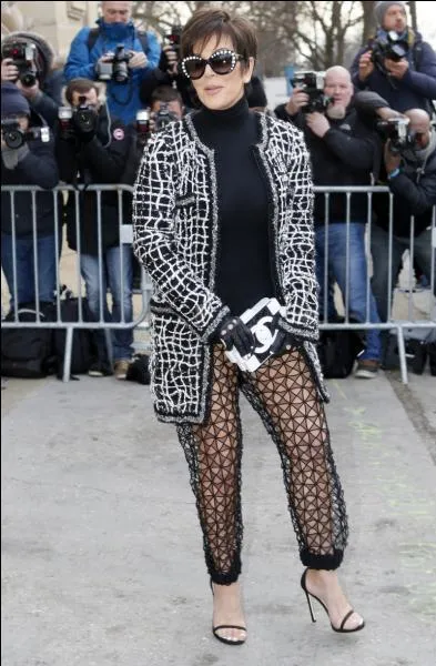 C'est peut-être la mère de Kim K, pas sûr toutefois. Elle porte ici du Chanel selon la légende de la photo. Quel est le pire de la tenue ?