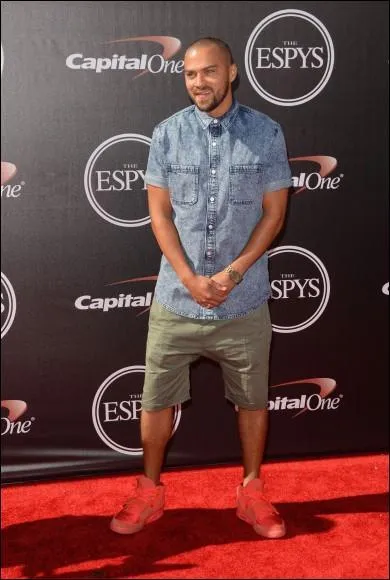 Etes-vous fans ou pas de ce style ? Ici Jesse Williams se veut décontracté. Mais est-ce vraiment seyant que ?