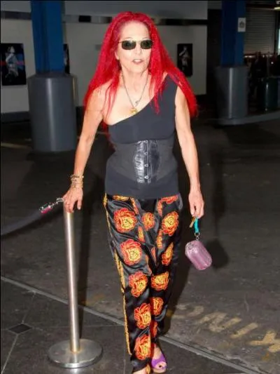 Devinez qui est cette personne dont l'habillement est disons raté ?