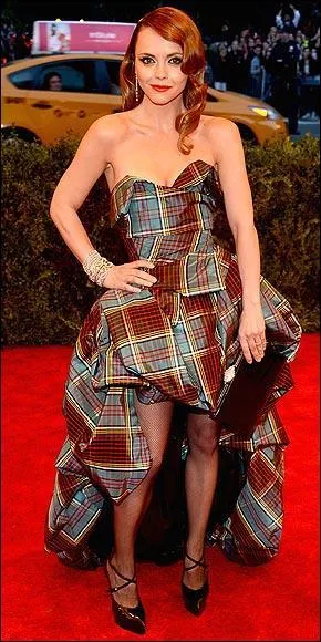 Une robe bouffante, à carreaux géants, de forme mulet ou mulette, signée de la papesse de la mode britannique Vivienne Westwood, que porte ici... ?