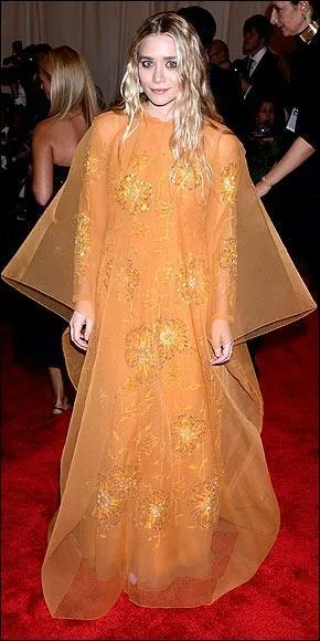 Les soeurs Olsen, ici Ashley, sont pourtant des designers de mode reconnus (sic). Et pourtant ici, elle ressemble un peu... ?