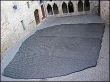 Dans quelle ville française se trouve une reproduction de la pierre de Rosette ?