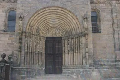 Le terme "tympan" a plusieurs sens. On le trouve en anatomie, en imprimerie : "c'est un volet mobile qui recevait la feuille de papier", mais que représente-t-il en architecture ?