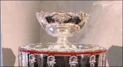 Combien étaient "les mousquetaires" qui composaient l'équipe de tennis française, victorieuse à six reprises de la Coupe Davis dans les années 1920-1930 ?