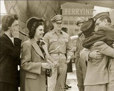Déclaré mort, notre héros retrouve sa famille en octobre 45 après deux ans de détention, quelques jours après la capitulation officielle du Japon...