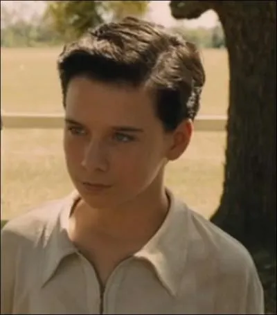 Quel sport son père lui enseigne-t-il durant son adolescence ?