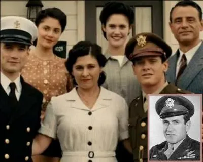 Il s'engage dans l'Armée de l'Air (United States Army Air Corps) en septembre 1941. Quel était son grade au terme de sa formation initiale ?