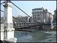 Cette passerelle aujourd'hui réservée aux piétons fut le seul pont de Grenoble, il s'agit de...