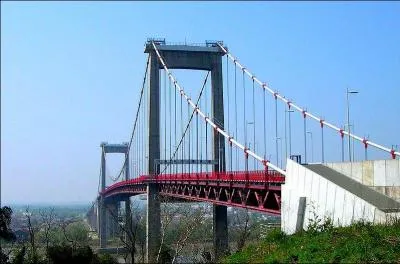 Comme j'aime bien le bon vin je suis allé à Bordeaux (Gironde), et j'ai dû traverser le pont...