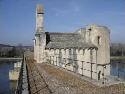 Et pour finir ma route, direction Avignon. Là-bas, il y a un pont où on y danse tous en rond. Il est aussi connu sous le nom du pont de...