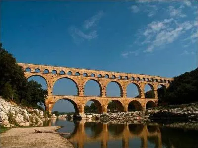 Quel est ce pont-aqueduc romain, à 3 niveaux ?
