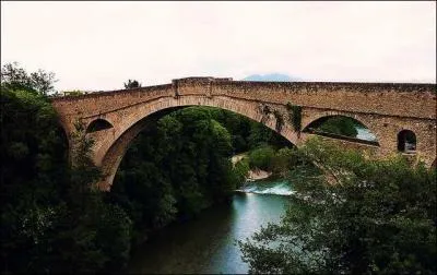Ce vieux pont de pierre, à arche unique, date du XIVe siècle, il s'agit...