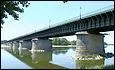 Ce pont permet le passage au-dessus de la Loire par le canal latéral à la Loire, c'est bien sûr...