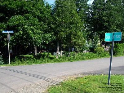 Bon je dis (&agrave; mon agent de voyage) qu'au Qu&eacute;bec on n'est pas en reste, puisque dans le coin de Saint-Jean-Port-Joli, si vous prenez le chemin de l'&Eacute;glise, vous aboutirez &eacute;videmment sur la rue...