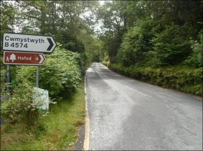 Alors j'ai d&eacute;cid&eacute; de changer de direction et je me dirige vers... mais je rebrousse chemin au... surtout que dans ce bled perdu il me faudra demander des indications et je ne saurai m&ecirc;me pas comment prononcer cet horrible amas de lettres. Remplissez les pointill&eacute;s, prononcez &agrave; haute-voix le nom et r&eacute;clamez 200 euros &agrave; votre agent de voyage. (regardez la photo attentivement)