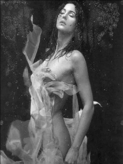 De qui sont les paroles " D'abord vos corps qui se séparent, t'es seule dans la lumière des phares ....encore et encore" ?