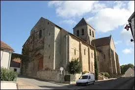 Voici l'église Saint-Julien, dans la commune auvergnate de Couleuvre. Elle se situe dans le département ...
