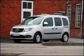 Un Renault Kangoo avec une calandre Mercedes donne un ...