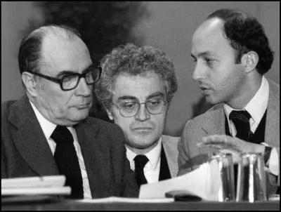 Il est au milieu de la photo, acteur improbable, il apparaît néanmoins dans un film !