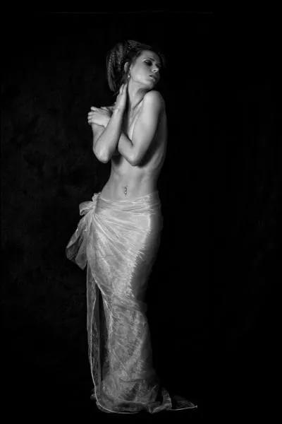 Qui chantait "Elle règne juste comme une femme , elle se donne juste comme une femme, elle prie juste comme une femme..." ?