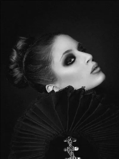 Qui chantait "Et un jour une femme dont le regard vous frôle vous porte sur ses épaules comme elle porte le monde" ?