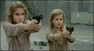 Comment s'appellent les 2 surs qui sont avec Carol et Tyresse ?