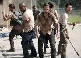 Dans la saison 3, quel bâtiment trouvent-ils pour survivre ?