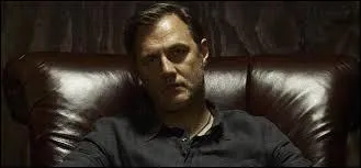 Dans quelle saison voit-on le gouverneur pour la première fois ?