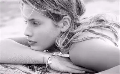 Qui chantait "Les filles du bord de mer" ?