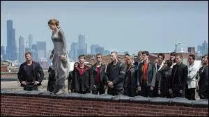 Que lui dit une personne à ce moment-là (voir photo) ?