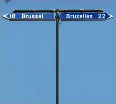 Vous vous rapprochez de la capitale bilingue de ce drôle de pays. La double signalisation est d'application, ça va vous aider ! Quoique, qui est avantagé dans ce cas-ci ?