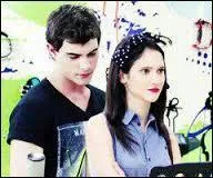 Quelles personnes sont au courant de cette relation secrète ?