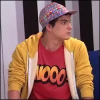 Qui a appris la relation Diegesca par téléphone ?