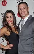 Vrai ou faux : il est en couple avec la catcheuse Nikki Bella.