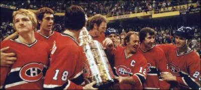 Le  Canadien de Montral  est l'quipe lgendaire de hockey dans le monde. Avec 24 titres, elle trne au sommet des championnats remports devance seulement par une seule quipe...Sa devise est :  Nos bras meurtris vous tendent le flambeau,  vous de le porter toujours bien haut.  Mais en anglais comment traduiriez-vous ?