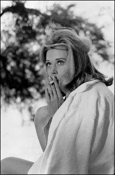 Qui chantait "Il sait qu'elle reviendra, la chambre n'est pas faite comme quand elle était là, brûlure de cigarette sur le meuble de bois..." ?