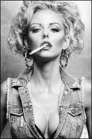 Qui chantait "Elles portent un blouson noir, elles fument le cigare" et il se demandait "Où sont les femmes ?" :