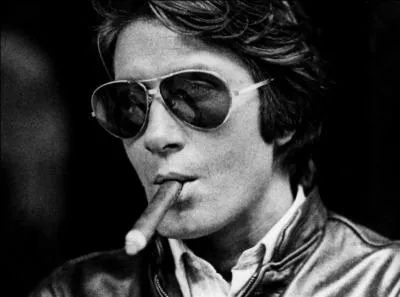 Qui chantait "Je fréquentais alors des hommes un peu bizarres, aussi légers que les cendres de leurs cigares..." ?