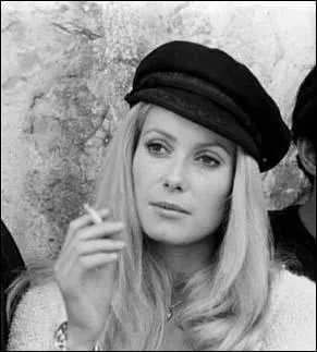 Qui chantait "Cigarette, whisky et petites pépées" ?