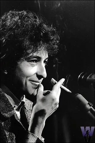 Qui chantait "Fume, fume, fume cette cigarette" ?