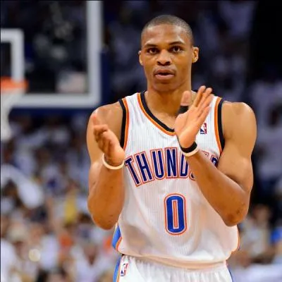 Voilà Russel Westbrook le coéquipier détonant de Durant à Oklahoma. En 2008 il est drafté à la quatrième place du premier tour juste devant un de ses coéquipiers d'université, qui ça ?