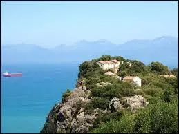 Le long du littoral méditerranéen s'étend une belle chaîne de montagnes, comment s'appelle-t-elle ?