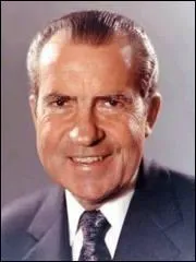 Quel acteur incarne Nixon dans le film du même nom réalisé par Oliver Stone ?