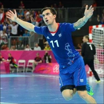 Ce joueur a donc été chargé de remplacer Mathieu Grébille après sa blessure, mais il n'aura finalement disputé aucune minute au cours de la compétition, de qui s'agit-il ?