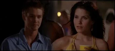 De nouveau dans la saison 3, que dit Lucas à Brooke lors de la soirée de fin de vacances sur la plage ?