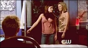 Dans la saison 4, Brooke fait irruption dans la chambre de Lucas, son petit ami de l'époque. Peyton étant déjà sur place, que dit-elle à Lucas avant de quitter les lieux ?