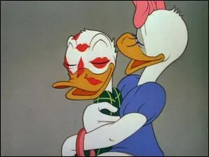 Eux aussi vont reparler de leurs souvenirs devant une coupe de Champagne. Qui avait interrompu le premier rendez-vous de Donald et de Daisy ?