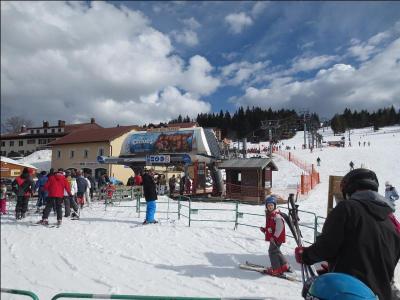 Elle est la principale commune de la station du même nom, domaine skiable du département du Jura.