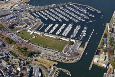 Citée comme une des deux "clés du royaume" par Vauban, cette ville de la Manche, protégée par la rade artificielle la plus grande au monde, est un pôle de construction navale important.