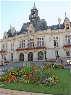 Cette ville thermale de l'Allier est connue pour ses sources "... Célestins" et "... Saint-Yorre". Ses pastilles confectionnées à partir des sels minéraux contenus dans les eaux de source sont également réputées. Nous sommes à...